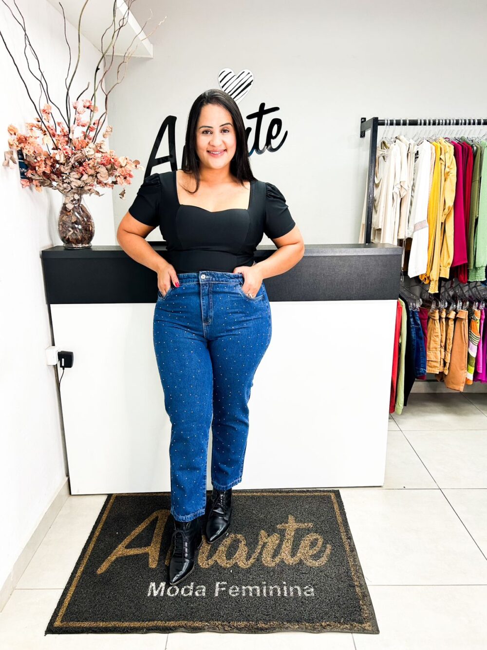 CALÇA JEANS COM STRASS